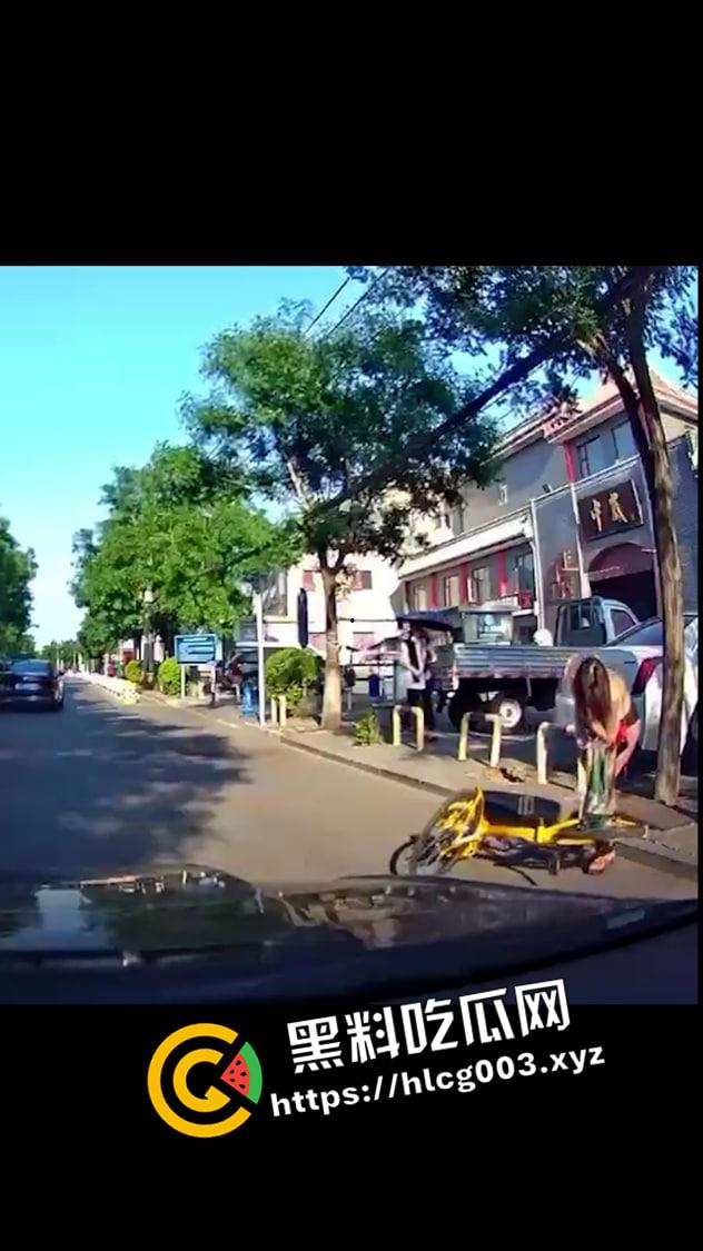共享单车纹身裸女原视频！骑着车衣服就脱光了 本人事后发声将起诉拍摄视频者 怕不是炒作吧  第2张