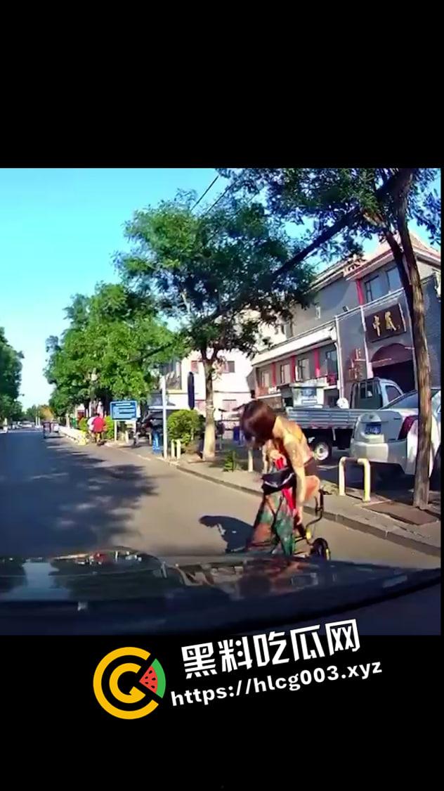 共享单车纹身裸女原视频！骑着车衣服就脱光了 本人事后发声将起诉拍摄视频者 怕不是炒作吧  第3张