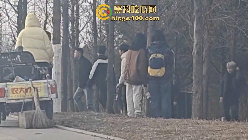 山东临沂精神小伙为抢女神交配权带兄弟持刀砍情敌 拉架小哥惨遭爆头当场脑袋开花 现场爆血视频流出！  第1张