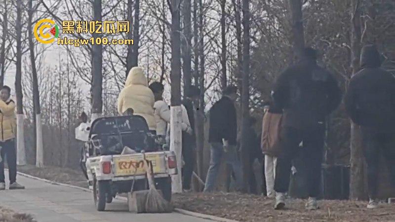 山东临沂精神小伙为抢女神交配权带兄弟持刀砍情敌 拉架小哥惨遭爆头当场脑袋开花 现场爆血视频流出！  第4张