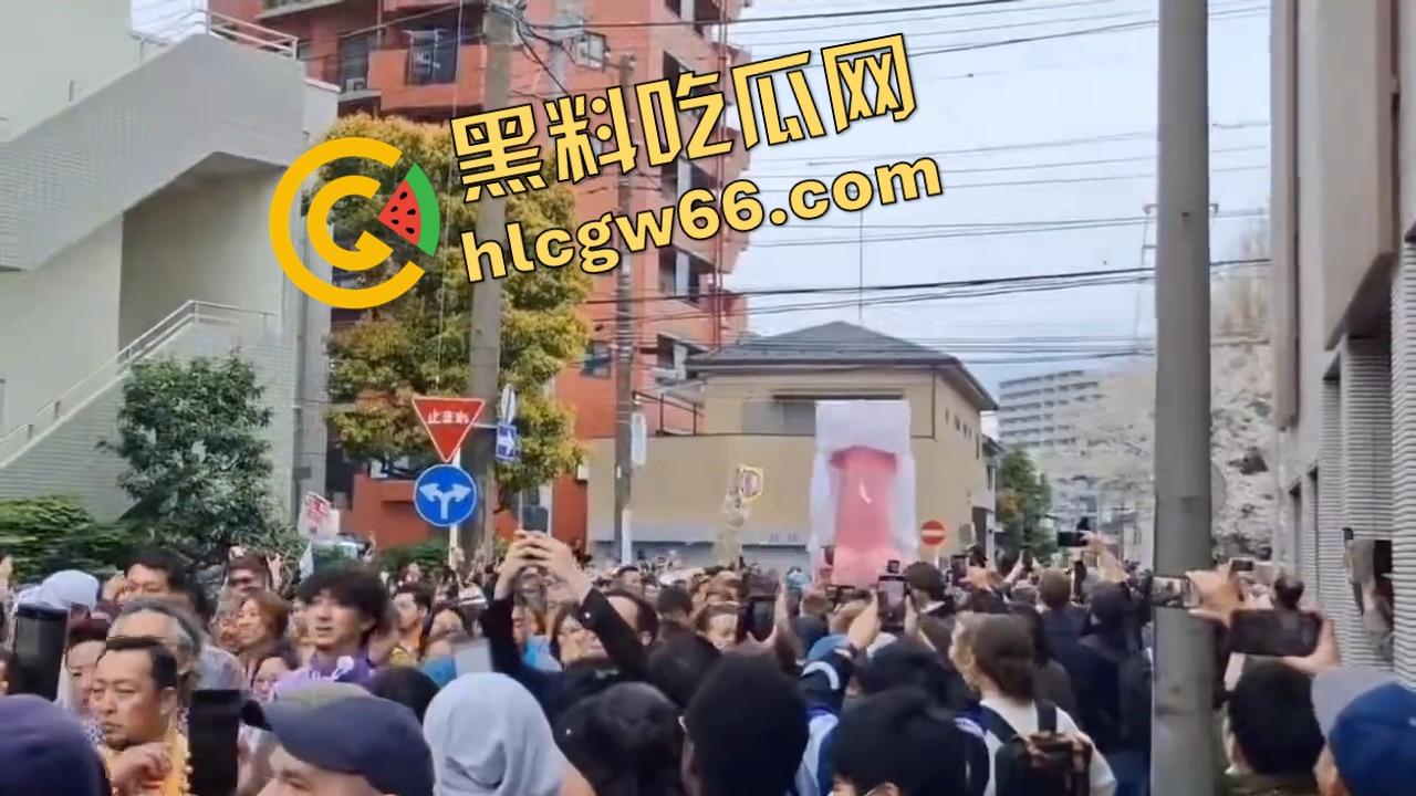 日本金枪节你见过没？川崎市年度阴茎大游行，全城举着老二走街串巷，还能边走边吃小弟造型章鱼烧？  第3张