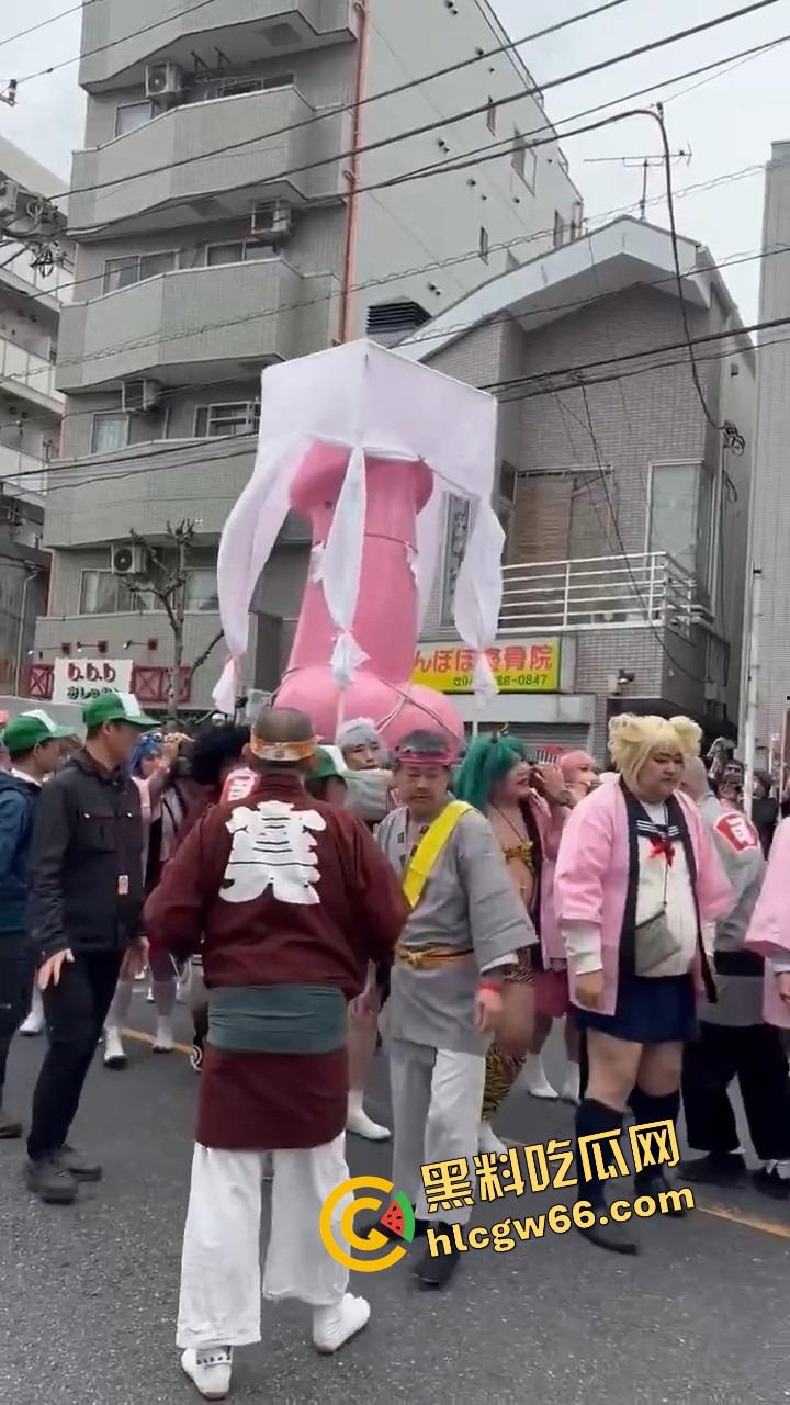 日本金枪节你见过没？川崎市年度阴茎大游行，全城举着老二走街串巷，还能边走边吃小弟造型章鱼烧？  第6张