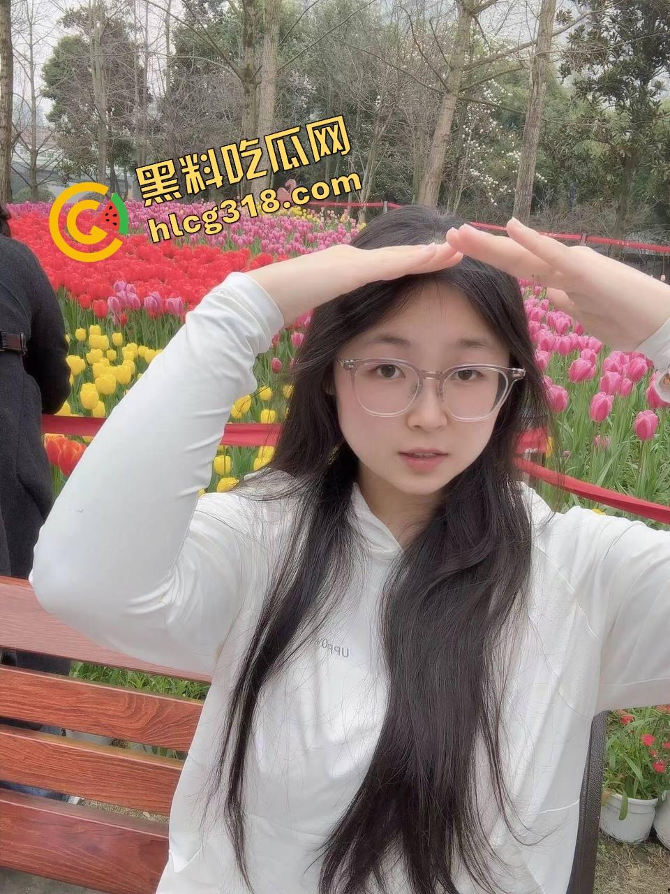 电梯春潮涌动，男女上楼全程互撩，男的手法老道全程开摸，解开发型就是解锁原始本能！  第4张