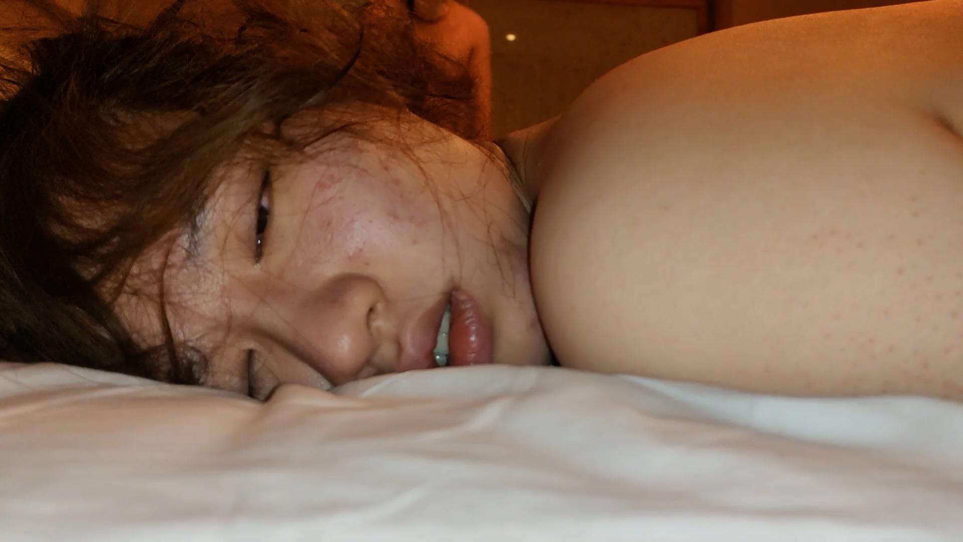 迷奸风骚邻居阿姨  饥渴难耐的鲍鱼喷水停不下来 操到高潮差点爽醒 第4张