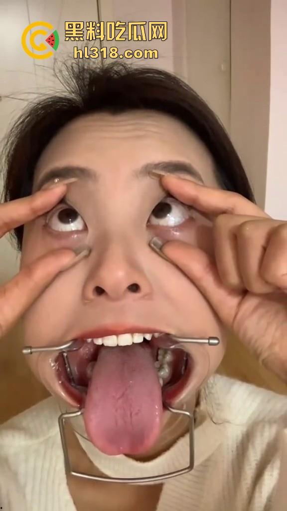 给骚母狗来个口腔检查，看看这淫荡骚逼口中有没有什么异物，合不合适射嘴里，母狗还挺享受的！  第3张