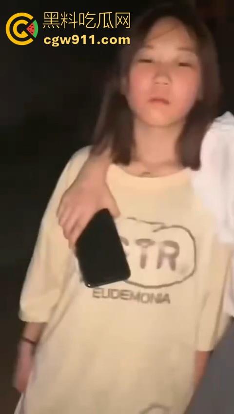 清纯的脸庞下竟然藏着恶毒的心，不知道的还以为是亲密姐妹谈话，没想到是霸凌者的炫耀！  第1张