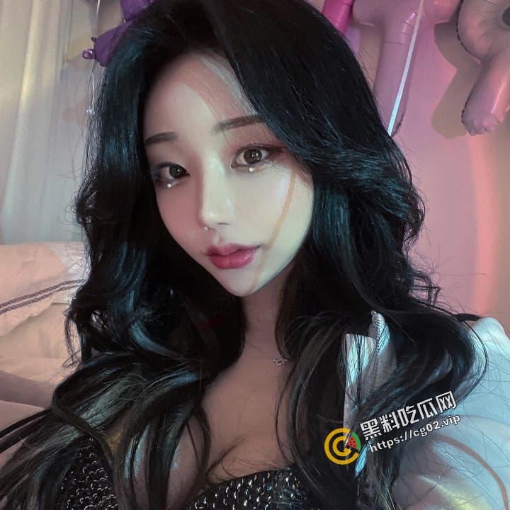 推特 韩国TS网黄 爆改款共车和壮男搞4P淫趴 轮流无套内射 比男演员的都大  快去泰国阉了吧 第3张