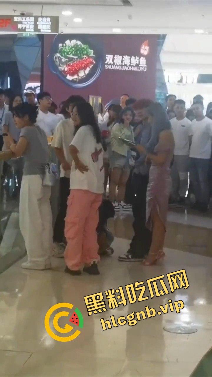 哈尔滨又又又出圈了！！哈西万达广场，一男子偷拍女生被抓！  第2张