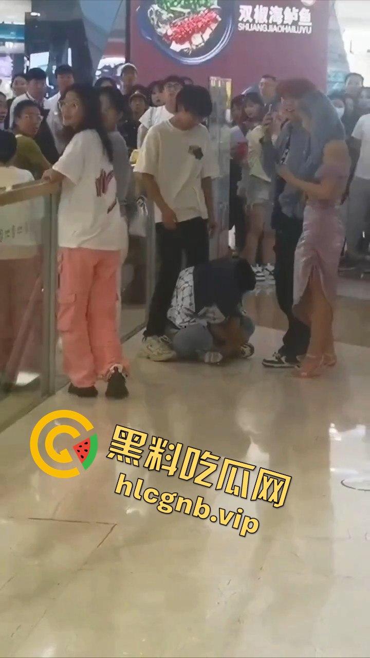 哈尔滨又又又出圈了！！哈西万达广场，一男子偷拍女生被抓！  第3张