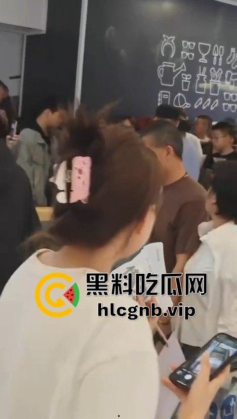 哈尔滨又又又出圈了！！哈西万达广场，一男子偷拍女生被抓！  第4张