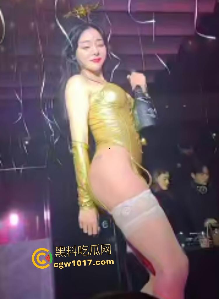 【FlyWithMe】酒吧跳韩舞，连体丝袜扭电臀勒到逼型显现，手持黑桃A狂甩肥臀，能做这一行B必须要大！  第7张