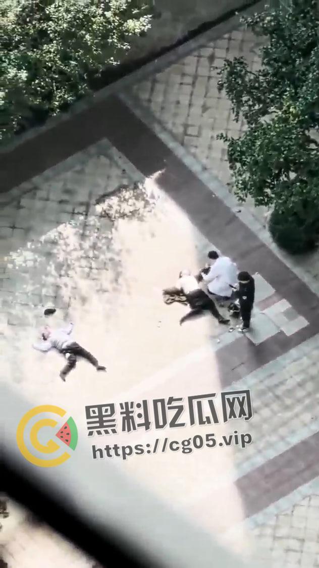 江西南昌 男子跳楼自杀砸死无辜路人 祸从天降 现场验尸画面曝光  第1张