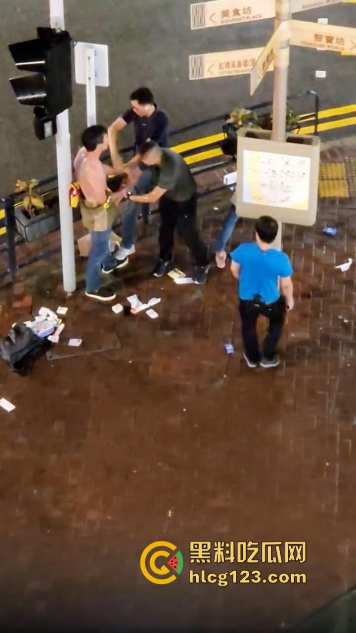 小偷夫妻挺猖狂！【黄埔新天地AEON】惊现“拿”货男女 被保安当众“打包”带走 丢人丢到家了！  第3张