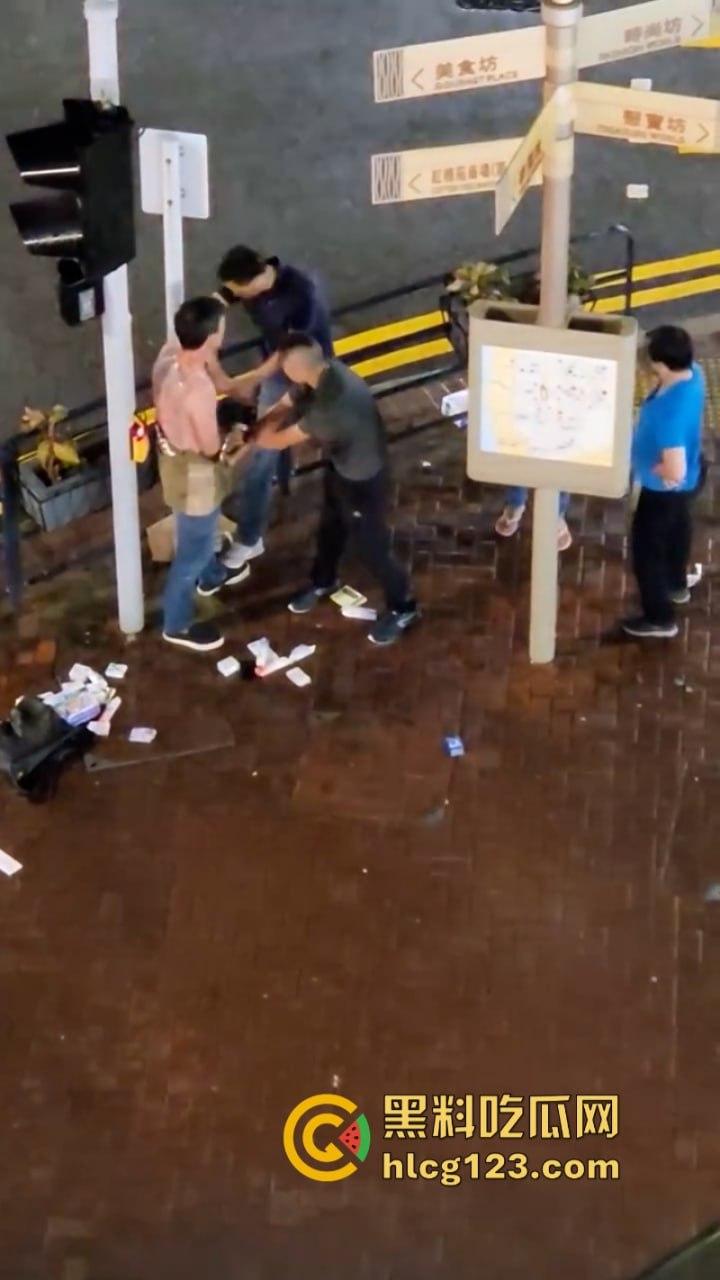 小偷夫妻挺猖狂！【黄埔新天地AEON】惊现“拿”货男女 被保安当众“打包”带走 丢人丢到家了！  第5张