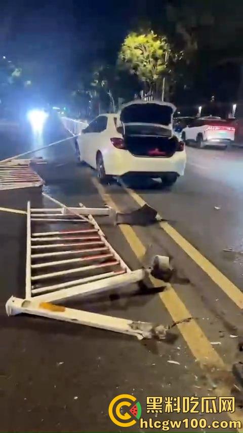 痛心！汕头长江路突发悲剧，电动车男子与汽车相撞瞬间丧命，汽车冲毁护栏  第1张