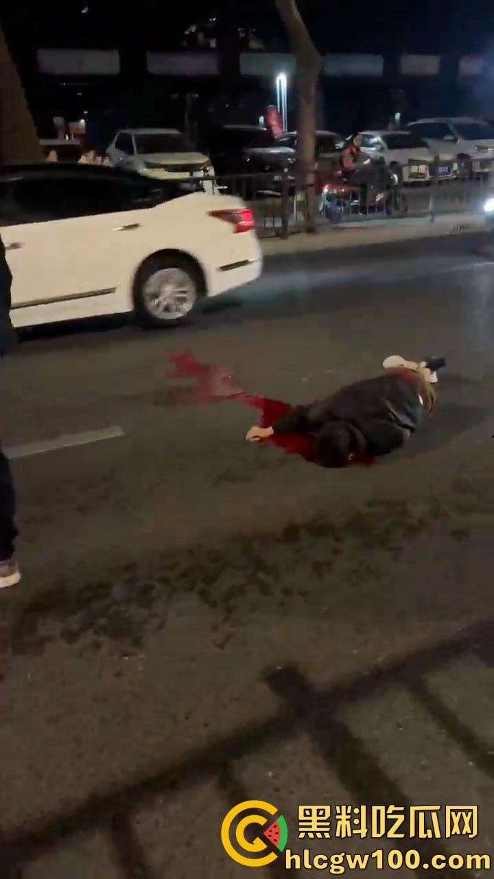 痛心！汕头长江路突发悲剧，电动车男子与汽车相撞瞬间丧命，汽车冲毁护栏  第3张