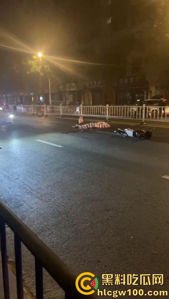 痛心！汕头长江路突发悲剧，电动车男子与汽车相撞瞬间丧命，汽车冲毁护栏  第7张