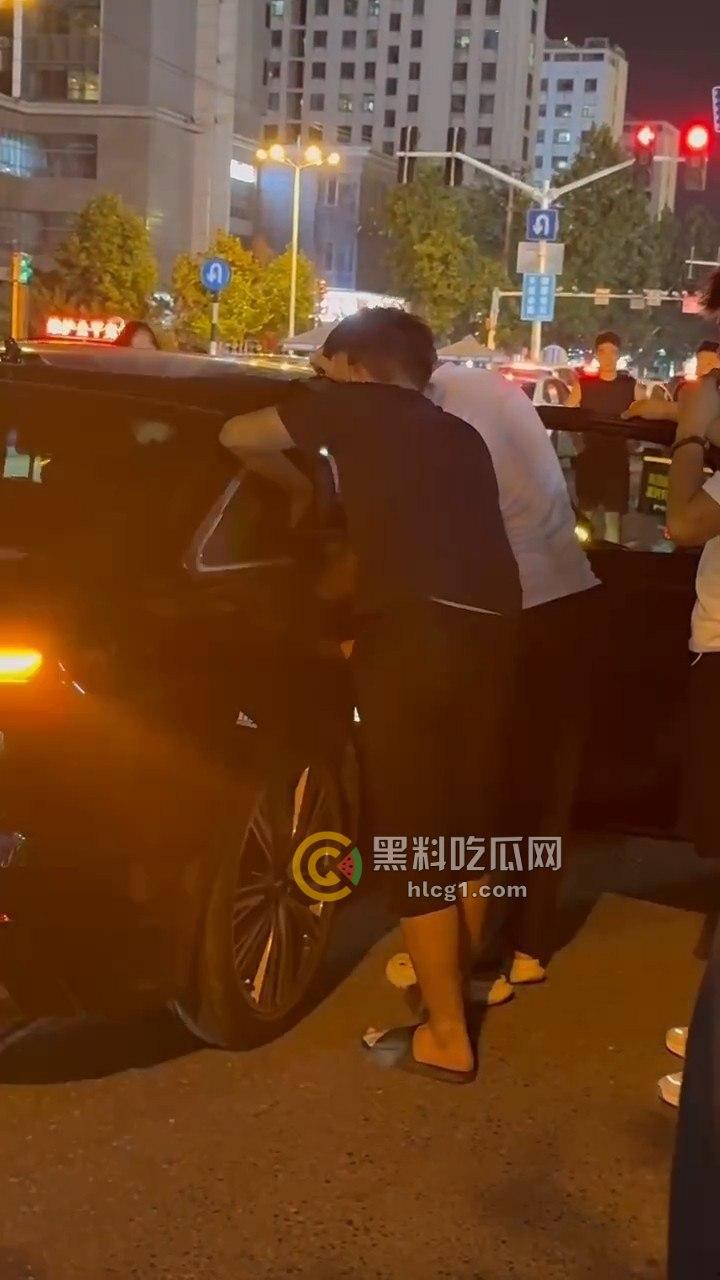 震撼现场！南京奥迪车主带小三遭正妻当街围堵，引发全城大堵车！  第3张