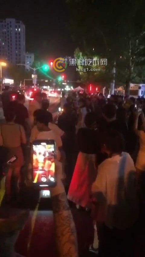 震撼现场！南京奥迪车主带小三遭正妻当街围堵，引发全城大堵车！  第4张