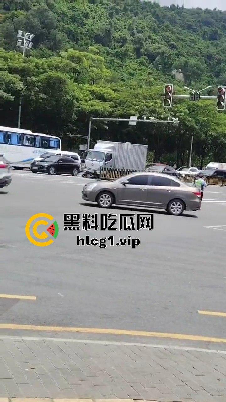 8月21日海南三亚春光路口车祸，两女惨被撞倒在地  第5张