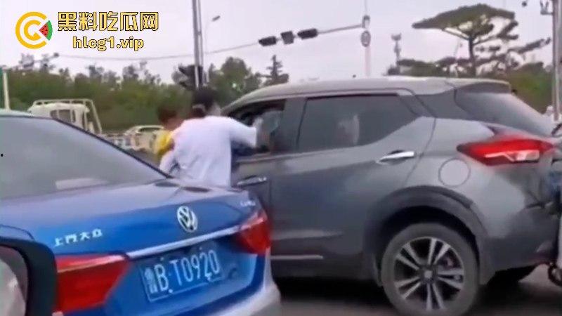 山东又又又上分了！宝妈追尾抱着孩子拿小刀刺前车司机！  第1张