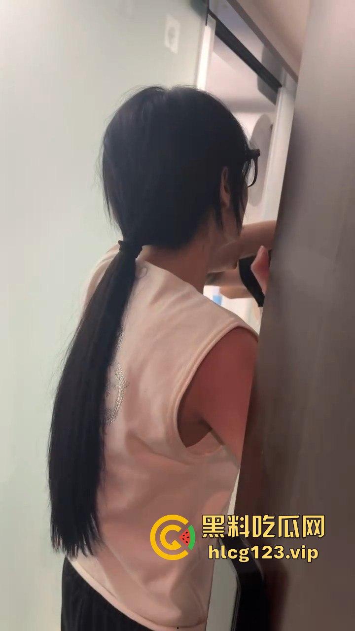 汕头知名男歌手【七万】出轨实锤！原配抓小三怒薅头发，七万护小三被骂软饭男！  第3张