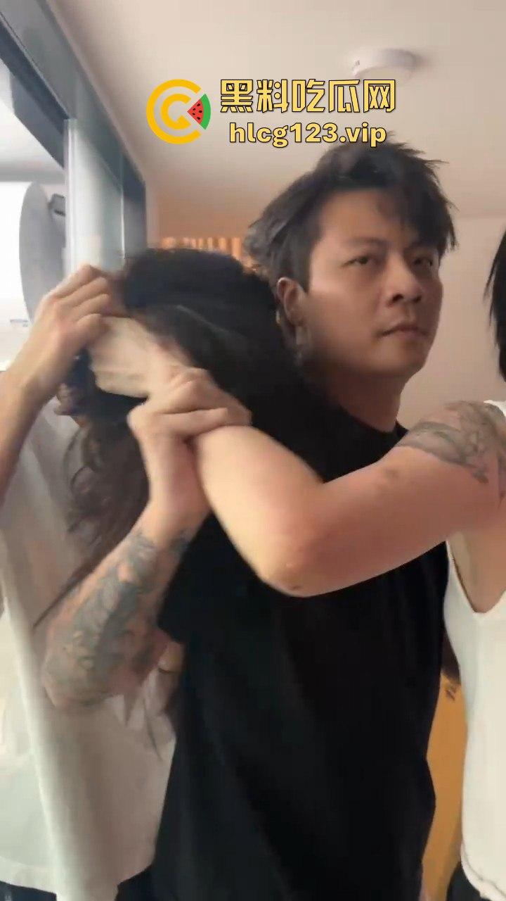 汕头知名男歌手【七万】出轨实锤！原配抓小三怒薅头发，七万护小三被骂软饭男！  第4张