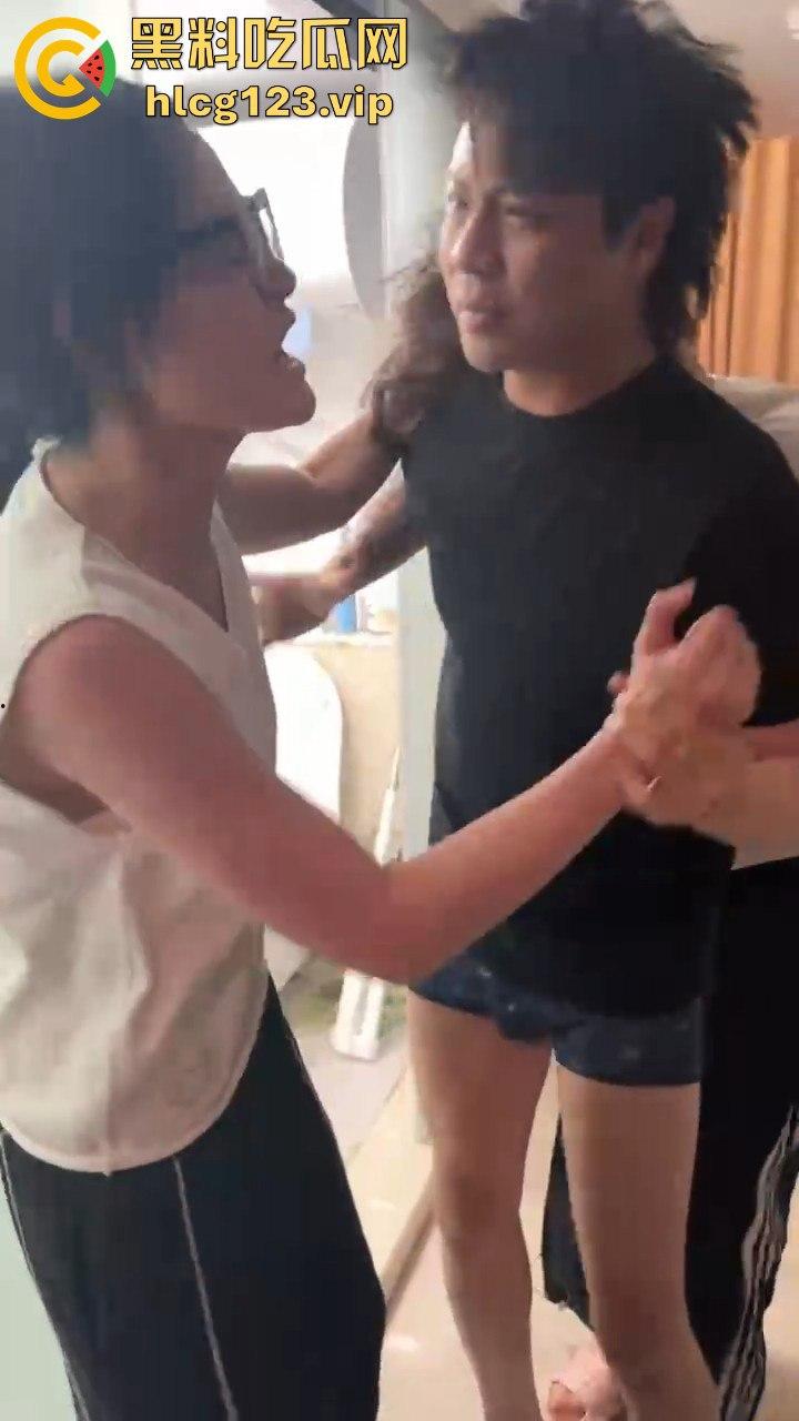 汕头知名男歌手【七万】出轨实锤！原配抓小三怒薅头发，七万护小三被骂软饭男！  第5张