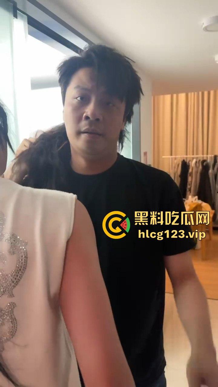 汕头知名男歌手【七万】出轨实锤！原配抓小三怒薅头发，七万护小三被骂软饭男！  第6张