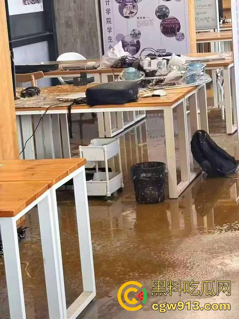 这是拉炸弹了么？浙江杭州中国美术学院，良渚校区自习室，排污管爆炸粪水淹没自习室，保研女被淋一头！  第5张