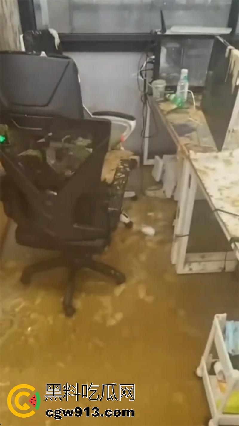 这是拉炸弹了么？浙江杭州中国美术学院，良渚校区自习室，排污管爆炸粪水淹没自习室，保研女被淋一头！  第6张