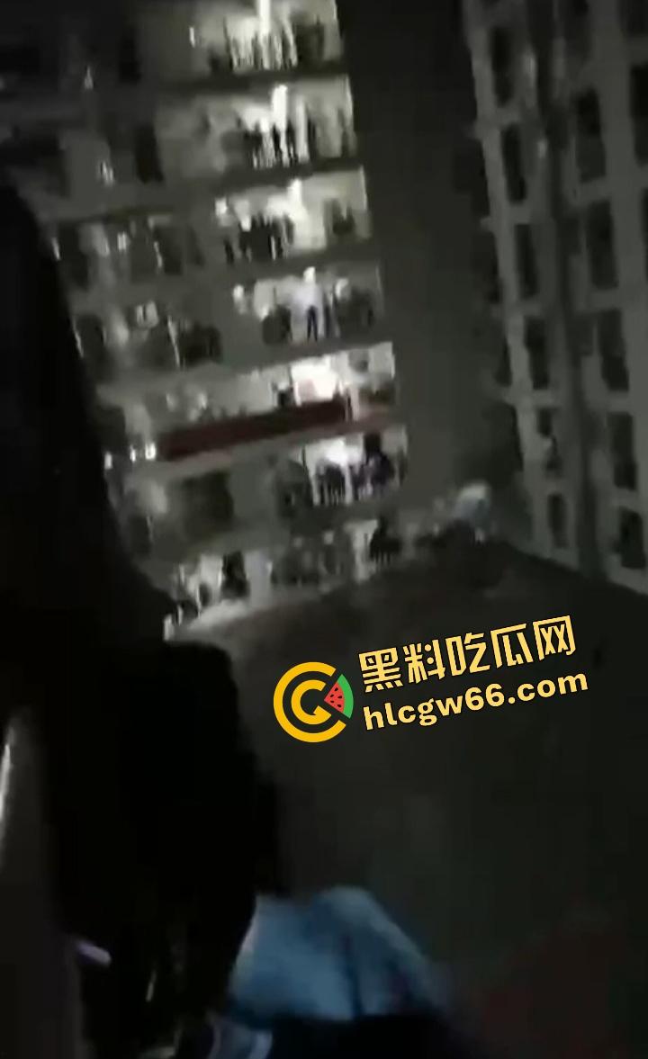 广东肇庆技师学院学生集体炸场？不满学校管理，楼上扔鞭炮砸东西，气氛直接升级成反校运动？  第2张