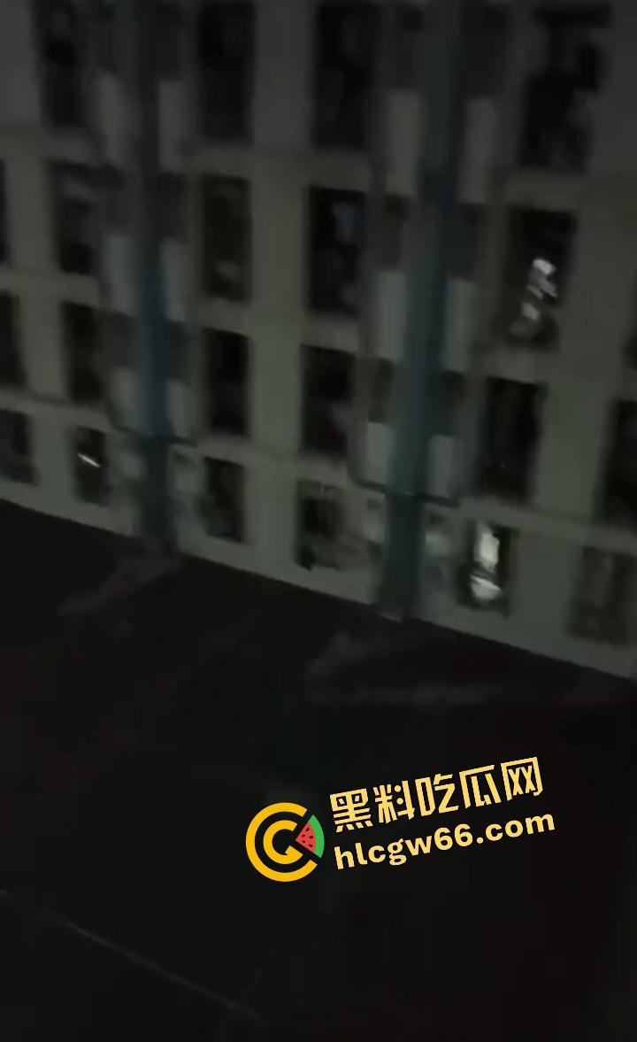 广东肇庆技师学院学生集体炸场？不满学校管理，楼上扔鞭炮砸东西，气氛直接升级成反校运动？  第4张