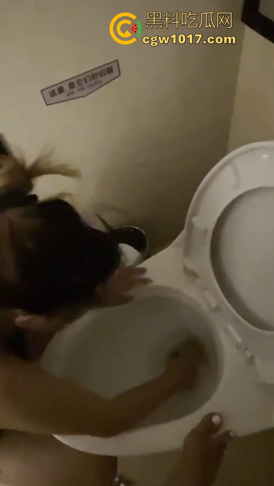 重口调教女奴！制黄金、吃厕纸、喝厕所谁、厕奴化调教，叫啥做啥，这女奴隶调教的可以，极其重口味！  第9张