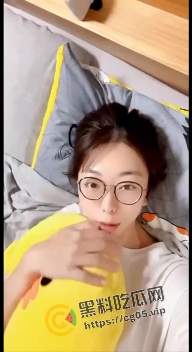 深圳颜射女神【吴梦菲】清纯眼镜反差婊 约会网友玩露出 最喜欢用无辜的大眼睛渴望被射脸上  第1张