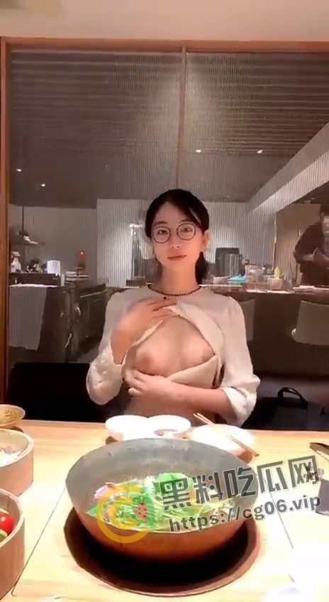 深圳颜射女神【吴梦菲】清纯眼镜反差婊 约会网友玩露出 最喜欢用无辜的大眼睛渴望被射脸上  第6张