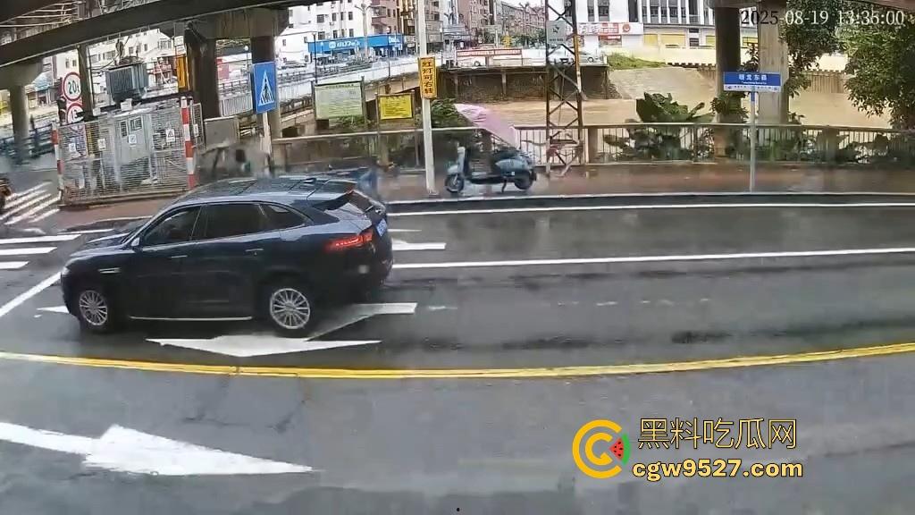 东莞一女司机开车掉河里，车辆像脱缰野马般直冲河中，送医院抢救无效死亡！  第2张