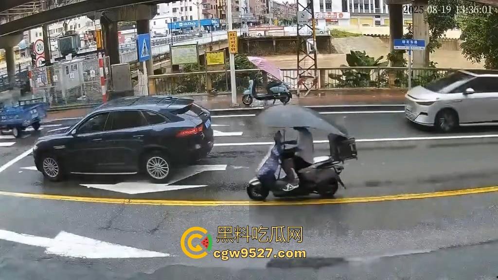 东莞一女司机开车掉河里，车辆像脱缰野马般直冲河中，送医院抢救无效死亡！  第3张