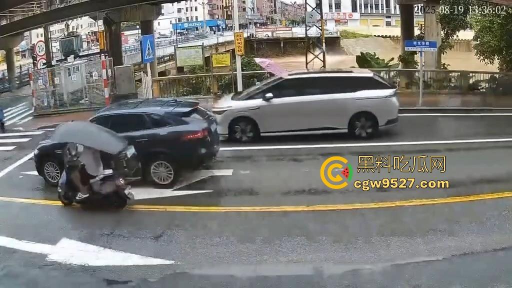 东莞一女司机开车掉河里，车辆像脱缰野马般直冲河中，送医院抢救无效死亡！  第4张