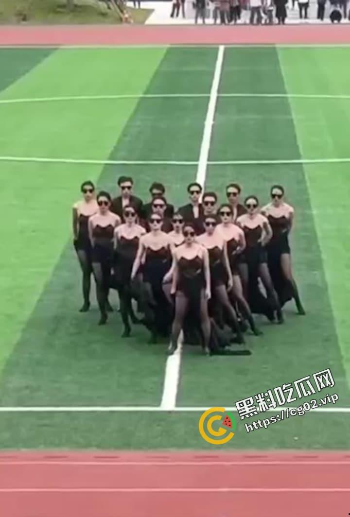 长江大学 文理学院 运动会学生穿着引热议 夜总会风？把低俗当作青春？  第4张