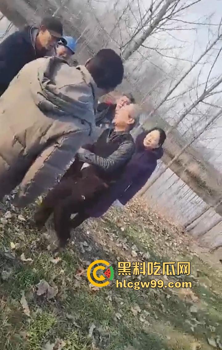 江苏五十多岁硬汉提着菜刀杀猪刀街头干架 现实版老炮儿 人狠话不多 上去就开砍! 第4张 江苏五十多岁硬汉提着菜刀杀猪刀街头干架 现实版老炮儿 人狠话不多 上去就开砍! 第4张