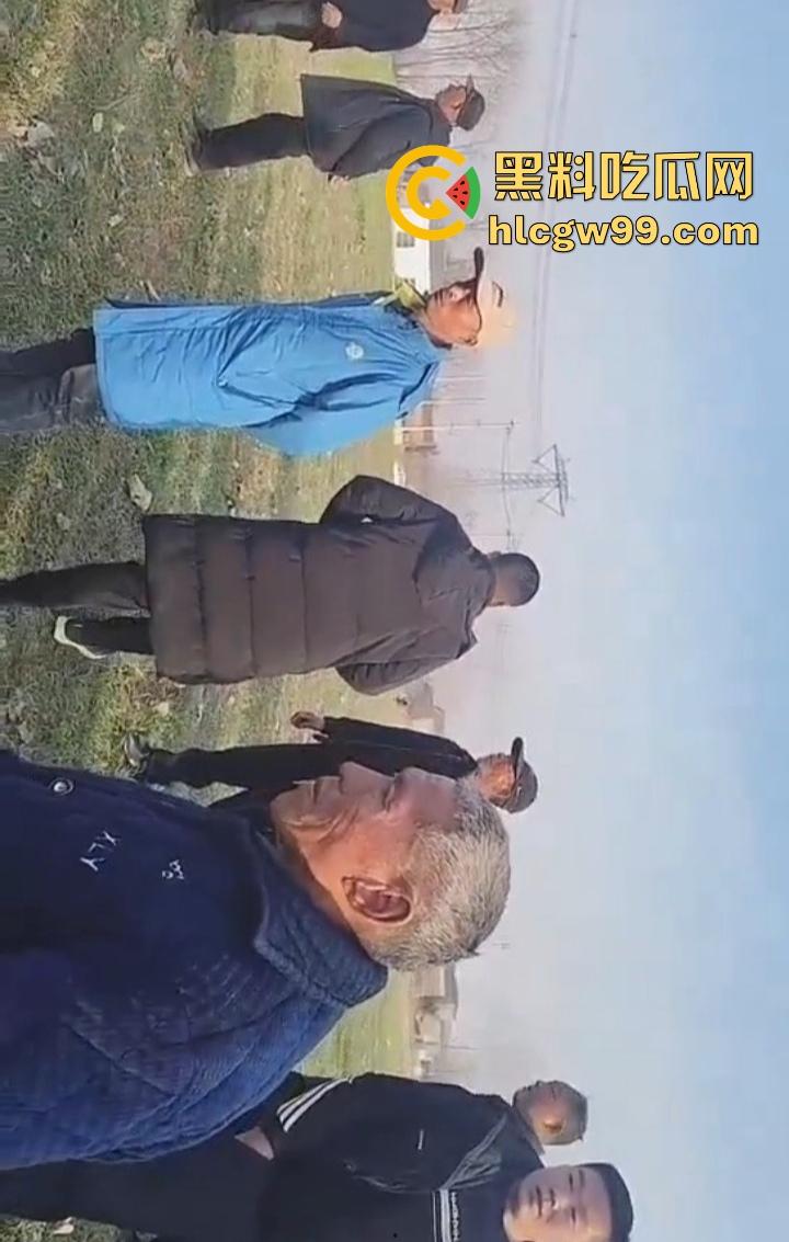 江苏五十多岁硬汉提着菜刀杀猪刀街头干架 现实版老炮儿 人狠话不多 上去就开砍! 第5张 江苏五十多岁硬汉提着菜刀杀猪刀街头干架 现实版老炮儿 人狠话不多 上去就开砍! 第5张