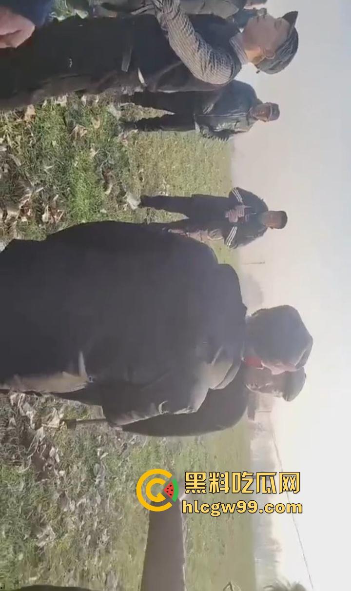 江苏五十多岁硬汉提着菜刀杀猪刀街头干架 现实版老炮儿 人狠话不多 上去就开砍! 第7张 江苏五十多岁硬汉提着菜刀杀猪刀街头干架 现实版老炮儿 人狠话不多 上去就开砍! 第7张