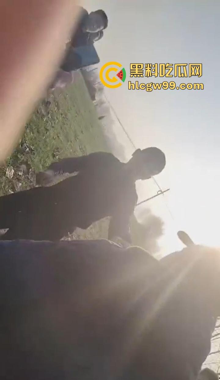 江苏五十多岁硬汉提着菜刀杀猪刀街头干架 现实版老炮儿 人狠话不多 上去就开砍! 第8张 江苏五十多岁硬汉提着菜刀杀猪刀街头干架 现实版老炮儿 人狠话不多 上去就开砍! 第8张