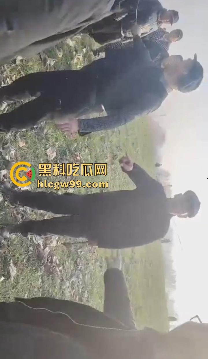 江苏五十多岁硬汉提着菜刀杀猪刀街头干架 现实版老炮儿 人狠话不多 上去就开砍! 第9张 江苏五十多岁硬汉提着菜刀杀猪刀街头干架 现实版老炮儿 人狠话不多 上去就开砍! 第9张