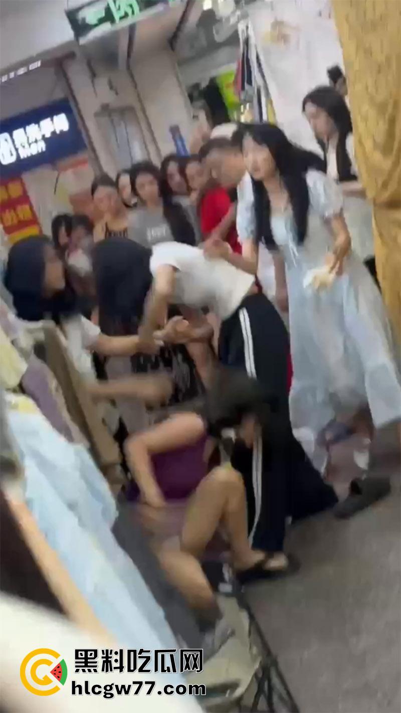 广西商场实拍女人打架，各种对骂撕逼扒衣服，难怪男人都爱看女人打架，美腿翘臀随便看啊！  第1张
