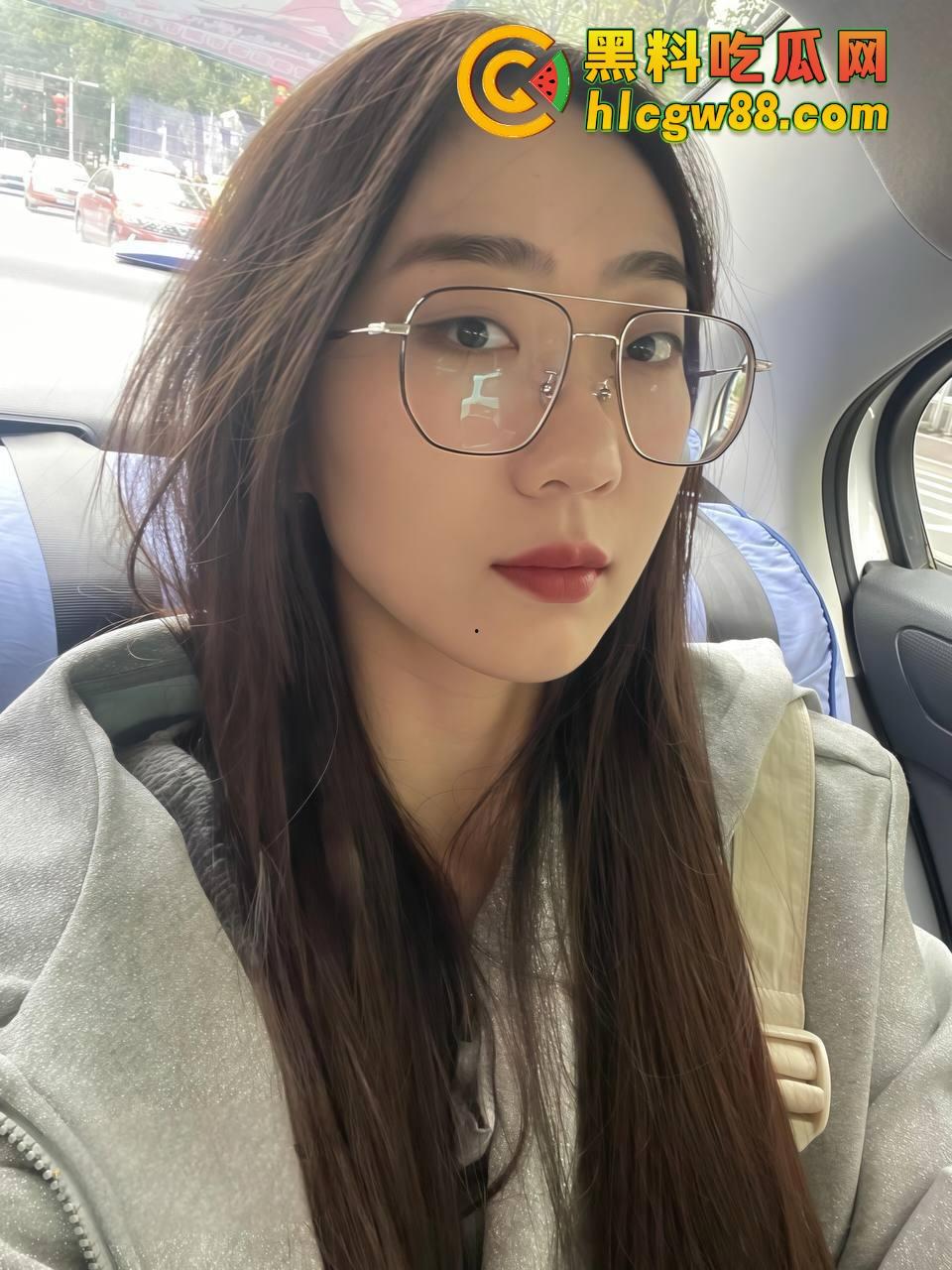 成都少城小学骚鸡老师『苏靖雯』家长肉便器，酒店操逼浪叫不断，眼镜婊爽得翻白眼淫水喷满床！  第3张