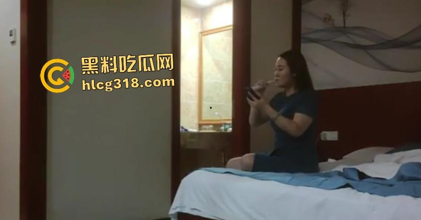 少妇假装姐妹聚会电话撩老公说“我和姐妹聚会呢” 实与男闺蜜狂干被颜射！  第1张