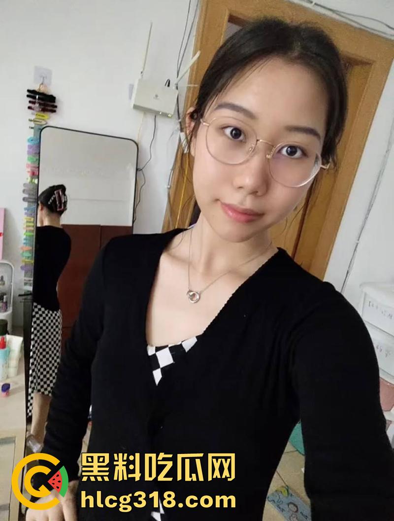 用逼结帐付烧烤费用！广西南宁学生妹【李雪芮】，故意真空出门勾引，被烧烤店老板大叔爆操！  第1张