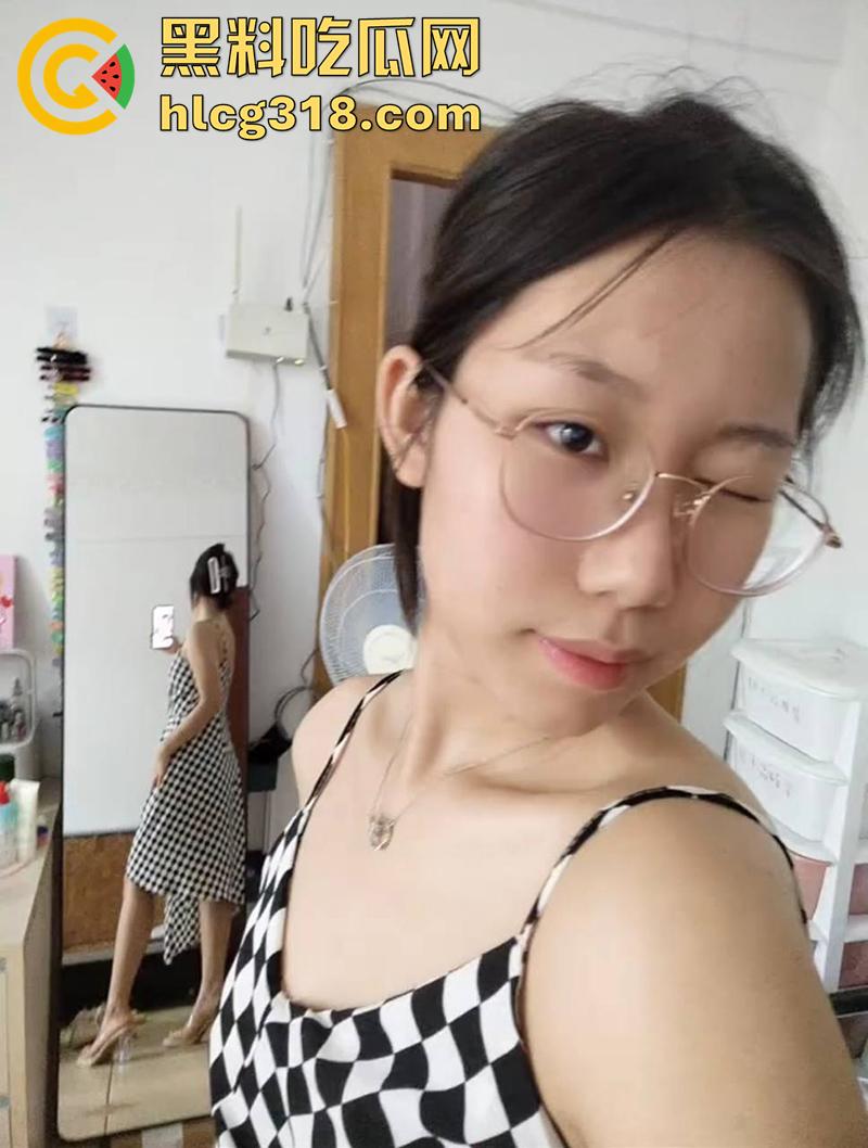 用逼结帐付烧烤费用！广西南宁学生妹【李雪芮】，故意真空出门勾引，被烧烤店老板大叔爆操！  第2张